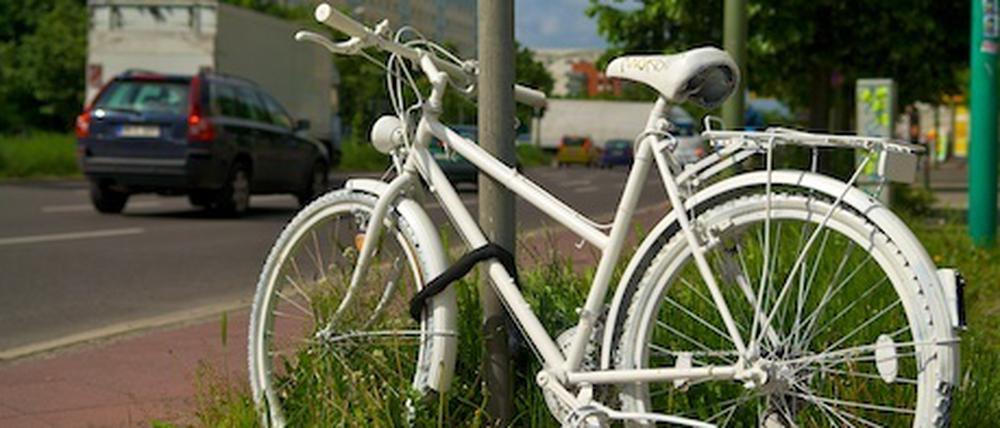 Mit diesen weißen "Geisterrädern" erinnert der Allgemeine Deutsche Fahrradclub (ADFC) an bei Unfällen ums Leben gekommene Radfahrer.