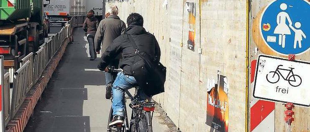 Notlösung. Früher mussten die Radler diesen Weg durch die Großbaustelle in der Stresemannstraße benutzen, jetzt dürfen sie es – zum Ärger der Fußgänger.