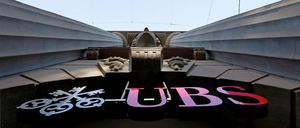 Den Blick nach oben richten. Die UBS in Zürich blickt nach der Zockerei eines Händlers erst einmal in den Abgrund.