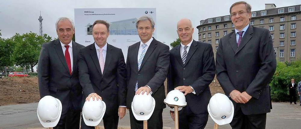 Erst der Spatenstich, dann die Baugenehmigung. CDU und Mercedes sind über die Anwesenheit Wowereits irritiert.