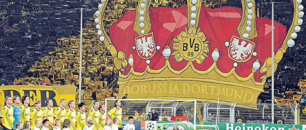 Noch weit von der Krone entfernt. Dortmunds Spieler müssen in der Champions League noch lernen, die Choreographien der Fans sind schon europäische Spitzenklasse. Foto: dapd