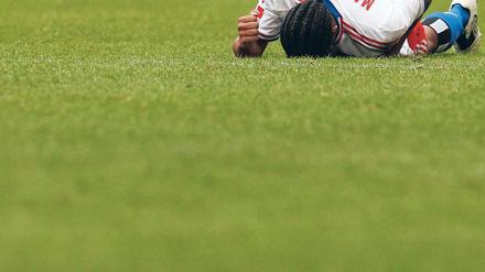 Alle trampeln auf uns rum. Der Hamburger SV gehört der Bundesliga seit ihrer Gründung vor 48 Jahren an. Das könnte bald vorbei sein, weil junge Spieler wie Michael Mancienne die Erwartungen bisher nicht erfüllen konnten. Foto: dapd