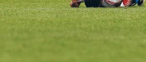 Alle trampeln auf uns rum. Der Hamburger SV gehört der Bundesliga seit ihrer Gründung vor 48 Jahren an. Das könnte bald vorbei sein, weil junge Spieler wie Michael Mancienne die Erwartungen bisher nicht erfüllen konnten. Foto: dapd