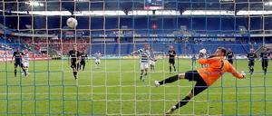 Emil Jula verwandelte in der 86. Spielminute den umstittenen Elfmeter zum 1:1-Endstand.