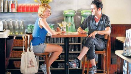 Gutnachbarschaftlich. In „Take This Waltz“ kommt Margot (Michelle Williams) Daniel (Luke Kirby) näher. 