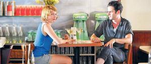 Gutnachbarschaftlich. In „Take This Waltz“ kommt Margot (Michelle Williams) Daniel (Luke Kirby) näher. 