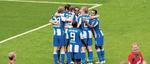 Wie einst im Mai. Hertha bejubelte den 2:1-Sieg gegen Mitaufsteiger Augsburg. Es war das letzte Spiel der vorigen Zweitligasaison.