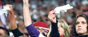 Winkewinke. Die Gastgeber verabschiedeten Mainz mit Taschentüchern. Foto: dapd