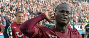 Dider Ya Konan erzielte kurz vor Schluss das Siegtor zum 2:1 und genoss anschließend den Jubel der Fans.