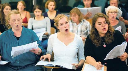 Nörgelbürger. Die Stimmung bei der Chorprobe vor dem Auftritt am Sonnabend ist großartig. 