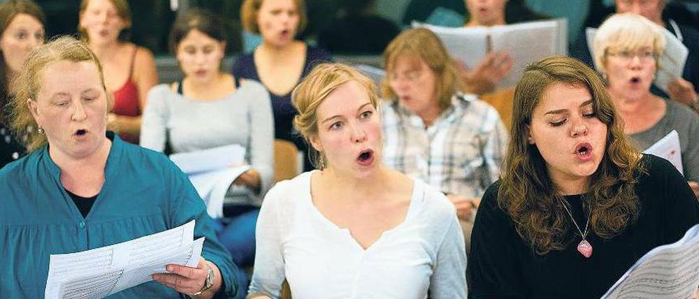 Nörgelbürger. Die Stimmung bei der Chorprobe vor dem Auftritt am Sonnabend ist großartig.