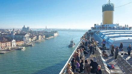 Die besondere Perspektive. Die Venezianer mögen keine Kreuzfahrtschiffe. Für Passagiere an Bord ist die Fahrt durch die Lagune jedoch ein unvergessliches Erlebnis. Foto: laif