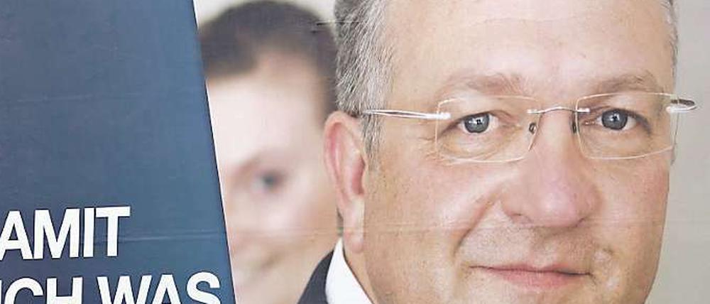 Humor im Hintergrund. Weiß die Frau auf Henkels neuen Wahlplakaten mehr als der CDU-Spitzenkandidat?