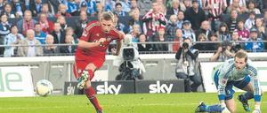 Der Nachschuss sitzt. Stürmer Nils Petersen erzielt das 1:0 für den FC Bayern München. Da der Münchner Torjäger Mario Gomez wegen einer Adduktorenverletzung fehlte, spielte der ehemalige Cottbuser von Beginn an als einziger Angreifer vor der offensiven Mittelfeldreihe. Foto: dpa