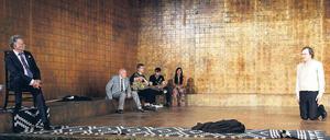 Spielmeister und Geselle. Gert Voss thront als Herzog links im Guckkasten von Jan Pappelbaum. Lars Eidinger als Lord Angelo (re) leistet den Offenbarungseid. Foto: Jansch