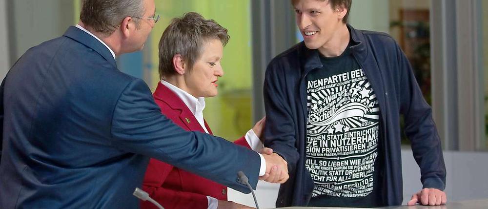 Willkommen an Bord. Andreas Baum (re.) nimmt die Glückwünsche der politischen Konkurrenz entgegen.