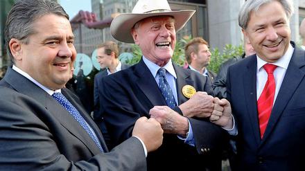 A-, B- oder C-, Hauptsache -prominent. Larry Hagman (M.) ist dem einen oder anderen noch bekannt aus der US-Serie "Dallas". Für SPD-Chef Gabriel (l.) und Berlins Regierenden Bürgermeister Wowereit packte er am Potsdamer Platz sein fiesestes Lächeln aus.