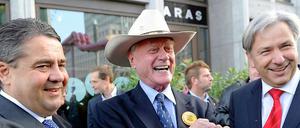 A-, B- oder C-, Hauptsache -prominent. Larry Hagman (M.) ist dem einen oder anderen noch bekannt aus der US-Serie "Dallas". Für SPD-Chef Gabriel (l.) und Berlins Regierenden Bürgermeister Wowereit packte er am Potsdamer Platz sein fiesestes Lächeln aus.