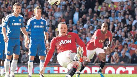 Englischer Elfmeter. Wayne Rooney rutscht aus und verschießt.Foto: Reuters