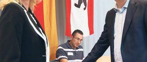 Die Wetterfesten. Wählen trotz Dauerregen war gestern Bürgerpflicht. Der Spitzenkandidat der „Piraten“, Andreas Baum, ging zur Stimmabgabe ins Stadtmuseum im Nikolaiviertel in Mitte, und Schauspieler Jürgen Hilbrecht erschien als Alter Ego Hauptmann von Köpenick in der neuen Bibliothek in der Altstadt Köpenick. Der Wahlkampf tobte noch bis in die Nacht – selbst auf dem Berliner Pflaster. Die Piraten hinterließen ihr Feld fürs Kreuzchen unter anderem in der Schöneberger Goebenstraße. Die FDP übernahm schelmisch die Drei-Kreuzchen-Idee von CDU-Wahlplakaten am Winterfeldtplatz.