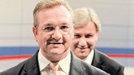 Machtmenschen. Dieses Bild vom Sonntag aus dem Abgeordnetenhaus hat etwas Symbolisches: An Frank Henkel kommt Klaus Wowereit als künftiger Regierungschef kaum vorbei. Obwohl der SPD die Grünen inhaltlich näher sind, wäre eine Koalition mit der CDU rechnerisch stabiler. Zuvor müssten viele Kompromisse ausgehandelt werden. Foto: dapd/Berthold Stadler