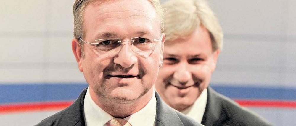 Machtmenschen. Dieses Bild vom Sonntag aus dem Abgeordnetenhaus hat etwas Symbolisches: An Frank Henkel kommt Klaus Wowereit als künftiger Regierungschef kaum vorbei. Obwohl der SPD die Grünen inhaltlich näher sind, wäre eine Koalition mit der CDU rechnerisch stabiler. Zuvor müssten viele Kompromisse ausgehandelt werden. Foto: dapd/Berthold Stadler