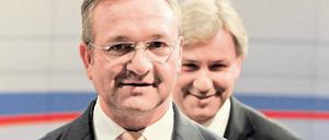 Machtmenschen. Dieses Bild vom Sonntag aus dem Abgeordnetenhaus hat etwas Symbolisches: An Frank Henkel kommt Klaus Wowereit als künftiger Regierungschef kaum vorbei. Obwohl der SPD die Grünen inhaltlich näher sind, wäre eine Koalition mit der CDU rechnerisch stabiler. Zuvor müssten viele Kompromisse ausgehandelt werden. Foto: dapd/Berthold Stadler