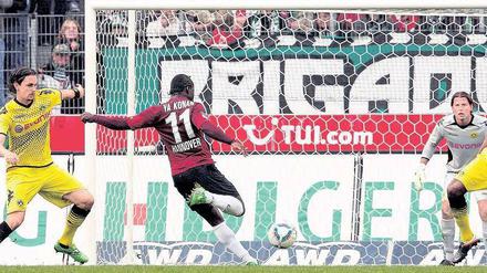 Schlechte Aussichten. Dortmunds Verteidiger Neven Subotic (li.) und Santana schauen zu, wie Hannovers Didier Ya Konan (Mi.) das Siegtor für die Gastgeber erzielt. Foto: MIS