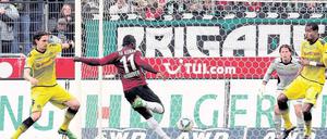 Schlechte Aussichten. Dortmunds Verteidiger Neven Subotic (li.) und Santana schauen zu, wie Hannovers Didier Ya Konan (Mi.) das Siegtor für die Gastgeber erzielt. Foto: MIS