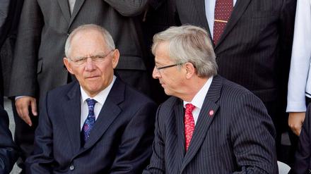 Wolfgang Schäuble machte sich im polnischen Breslau (Wroclaw) für die Finanztransaktionssteuer stark. Hier links neben dem Chef der Eurogruppe, Jean-Claude Juncker. 