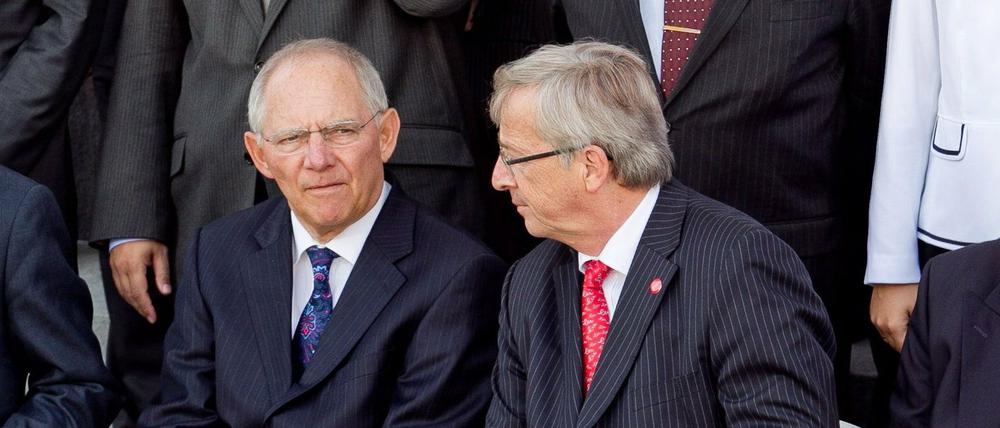Wolfgang Schäuble machte sich im polnischen Breslau (Wroclaw) für die Finanztransaktionssteuer stark. Hier links neben dem Chef der Eurogruppe, Jean-Claude Juncker. 