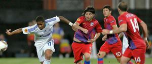 Jefferson Farfan (l.) ist in dieser Szene schneller als seine rumänischen Gegenspieler. Gefährlich vor das Tor kommt der Schalker aber nicht.