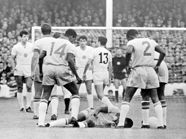 Pelé liegt im Spiel gegen Bulgarien bei der WM 1966 nach einem Foul am Boden. 