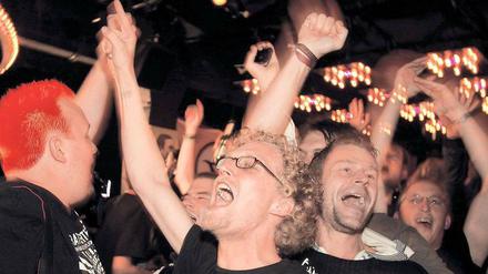 Klarmachen zum Feiern. Bei der Piratenparty im Ritter Butzke ging es teilweise hoch her. Doch es gab immer wieder auch nachdenkliche Stimmen. Foto: Björn Kietzmann