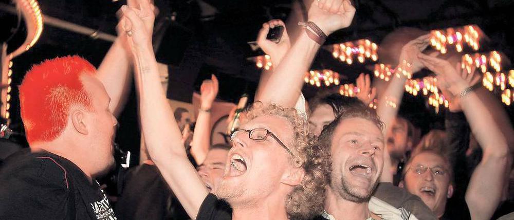 Klarmachen zum Feiern. Bei der Piratenparty im Ritter Butzke ging es teilweise hoch her. Doch es gab immer wieder auch nachdenkliche Stimmen. Foto: Björn Kietzmann