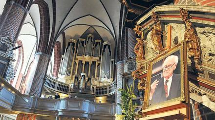Künstler von Format. In der Brandenburger St. Gotthardkirche fand am Sonnabend die Trauerfeier für Loriot statt. Fotos: dpa/Jens Kalaene (3), dapd/Klaus-Dietmar Gabbert, Eventpress/Radke