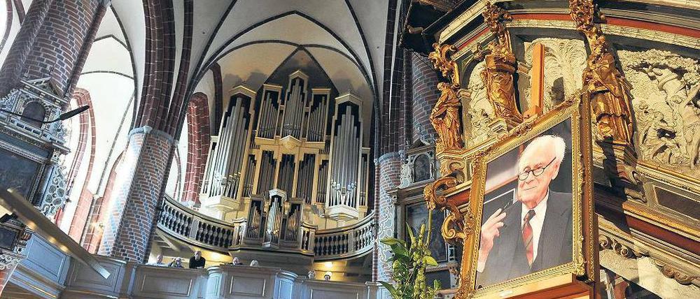 Künstler von Format. In der Brandenburger St. Gotthardkirche fand am Sonnabend die Trauerfeier für Loriot statt. Fotos: dpa/Jens Kalaene (3), dapd/Klaus-Dietmar Gabbert, Eventpress/Radke