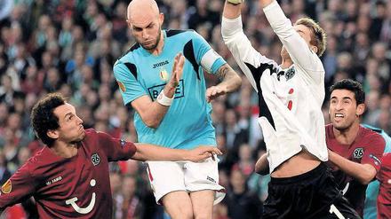 Ballnacht mit Tiefen und Höhen. Hannovers Torwart Ron-Robert Zieler (Zweiter von rechts) versucht, den Überblick zu behalten. Foto: dapd