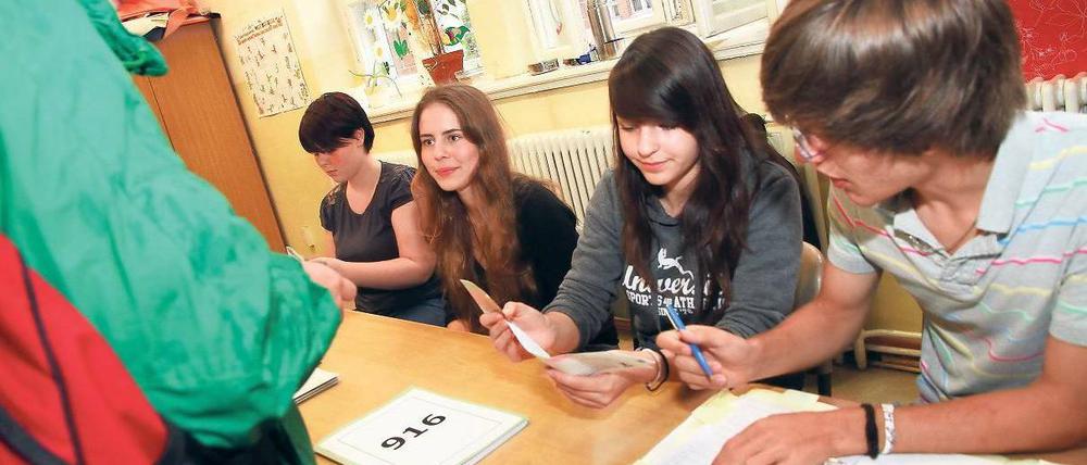 Lokalgrößen. Zwölftklässler von der Kurt-Schwitters-Oberschule in Prenzlauer Berg managten gleich ein ganzes Wahllokal im Bötzowviertel.