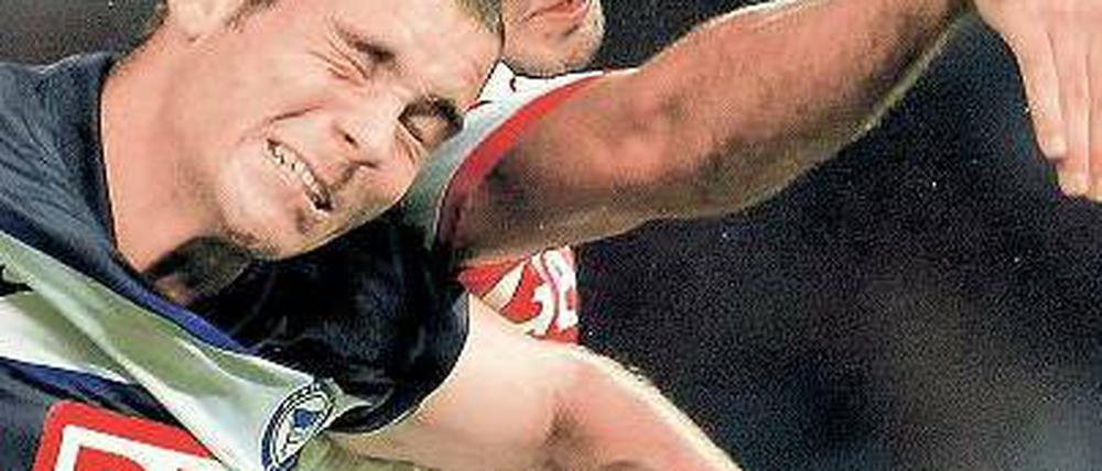 Wuchtig. Lasogga (l.) sollte gegen Augsburg wieder spielen dürfen. Foto: dapd