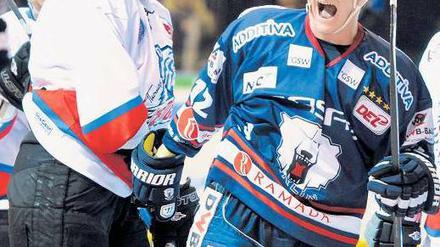 Nichts verlernt. Laurin Braun (r.) bejubelt seinen Treffer zum 2:0 im Auftaktspiel gegen die Nürnberg Ice Tigers.