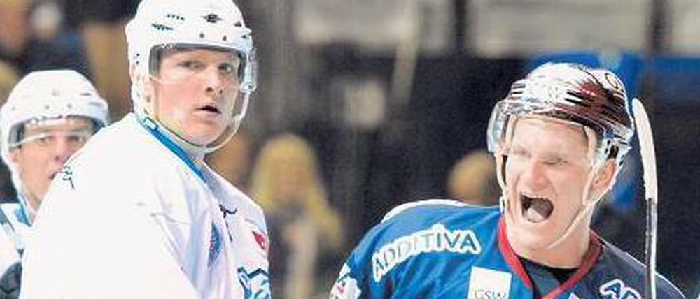 Nichts verlernt. Laurin Braun (r.) bejubelt seinen Treffer zum 2:0 im Auftaktspiel gegen die Nürnberg Ice Tigers.