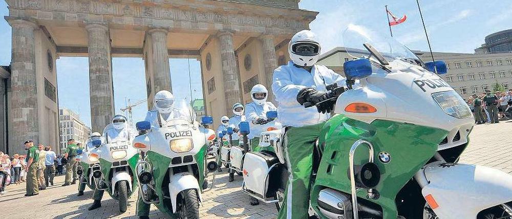 Aufsitzen. Die Motorradstaffel der Berliner Polizei ist in diesen Tagen viel unterwegs.
