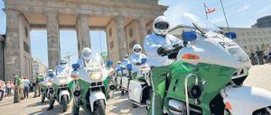 Aufsitzen. Die Motorradstaffel der Berliner Polizei ist in diesen Tagen viel unterwegs.