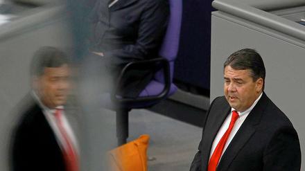 Ein unmoralisches Angebot? SPD-Chef Gabriel würde eine Minderheitsregierung mit einer Kanzlerin Merkel ohne die FDP vorübergehend tolerieren.