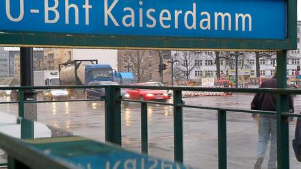 Am U-Bahnhof Kaiserdamm ist ein Mann auf der Flucht vor seinen Angreifern ums Leben gekommen.