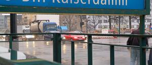 Am U-Bahnhof Kaiserdamm ist ein Mann auf der Flucht vor seinen Angreifern ums Leben gekommen.
