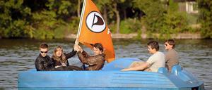 Hasardeure, Spaßpartei? Vielleicht ist es auch die Selbstinszenierung der Piraten, die das Misstrauen weiterhin groß erscheinen lässt.