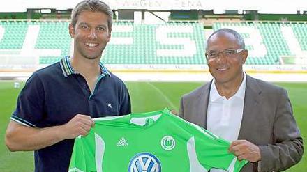 Thomas Hitzlsperger (links), 29, spielte in der Vergangenheit für Aston Villa, den VfB Stuttgart und Lazio Rom. Nach dem Abstieg mit West Ham United stand der 52-malige Nationalspieler ohne Verein da, ehe er beim VfL Wolfsburg unterschrieb.