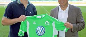 Thomas Hitzlsperger (links), 29, spielte in der Vergangenheit für Aston Villa, den VfB Stuttgart und Lazio Rom. Nach dem Abstieg mit West Ham United stand der 52-malige Nationalspieler ohne Verein da, ehe er beim VfL Wolfsburg unterschrieb.